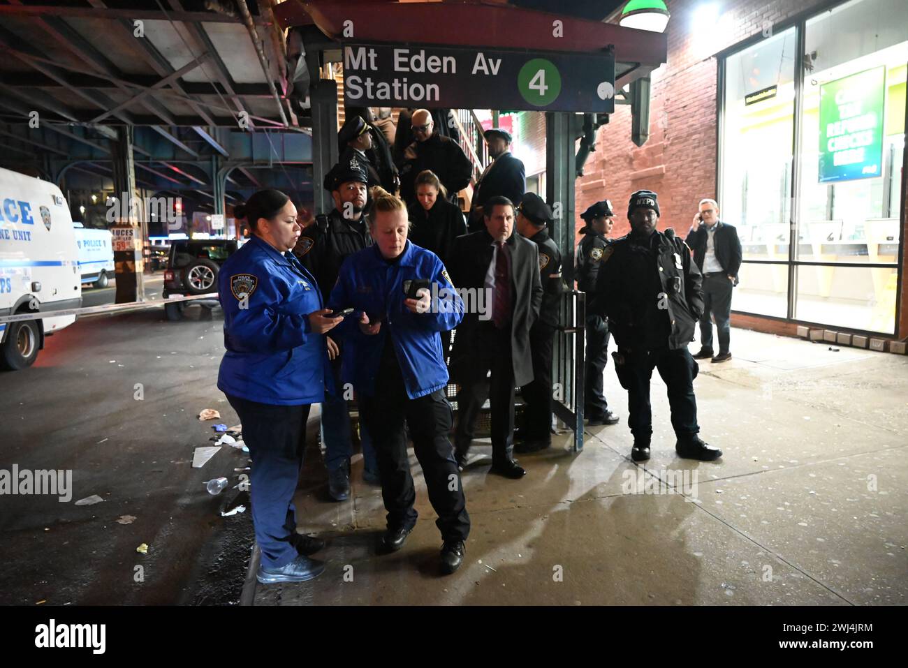 Offiziere am Tatort einer Massenschießerei in der Bronx an der U-Bahn-Station Mt. Eden Av. Massenerschießen verletzen mehrere Menschen an einer U-Bahn-Station am Berg Eden Av in der Bronx, die am Montagnachmittag stattfand. 34-jähriger Mann wurde als tot bestätigt, ein 28-jähriger Mann wurde erschossen und befindet sich in stabilem Zustand, ein 29-jähriges Weibchen wurde erschossen und befindet sich in stabilem Zustand, ein 15-jähriger Mann wurde erschossen und befindet sich in stabilem Zustand. ein 14-jähriges Weibchen wurde erschossen und befindet sich in stabilem Zustand. ein 71-jähriger Mann wurde erschossen und befindet sich in stabilem Zustand. Keine Verdächtigen sind in Gewahrsam. ATF und FBI Bundesbehörden sind auch o Stockfoto