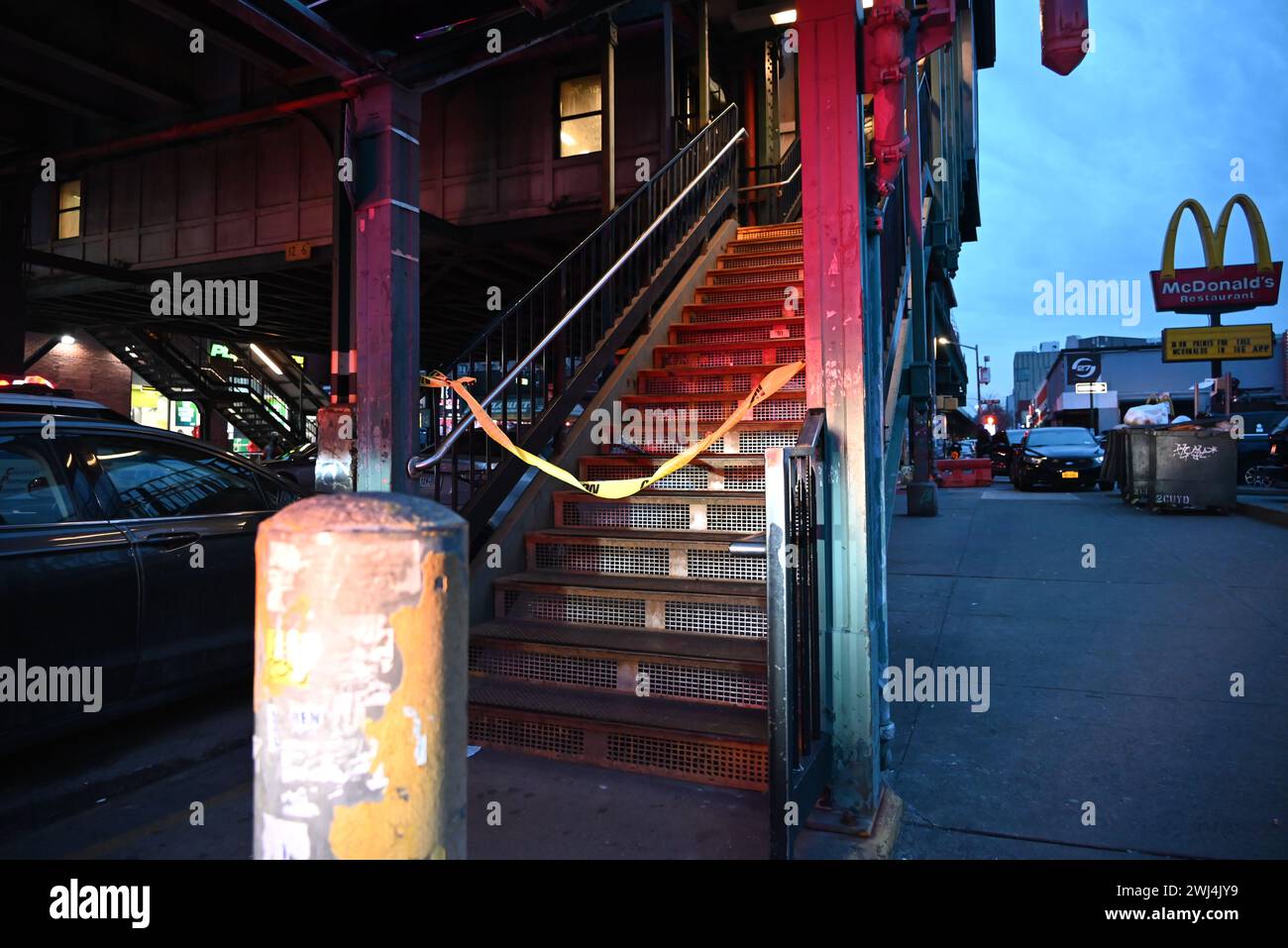 MTA- und NYPD-Beamte treffen sich an der New York City U-Bahn-Station. Massenerschießen verletzen mehrere Menschen an einer U-Bahn-Station am Berg Eden Av in der Bronx, die am Montagnachmittag stattfand. 34-jähriger Mann wurde als tot bestätigt, ein 28-jähriger Mann wurde erschossen und befindet sich in stabilem Zustand, ein 29-jähriges Weibchen wurde erschossen und befindet sich in stabilem Zustand, ein 15-jähriger Mann wurde erschossen und befindet sich in stabilem Zustand. ein 14-jähriges Weibchen wurde erschossen und befindet sich in stabilem Zustand. ein 71-jähriger Mann wurde erschossen und befindet sich in stabilem Zustand. Keine Verdächtigen sind in Gewahrsam. ATF und FBI Bundesbehörden sind ebenfalls vor Ort. (Foto von Ky Stockfoto