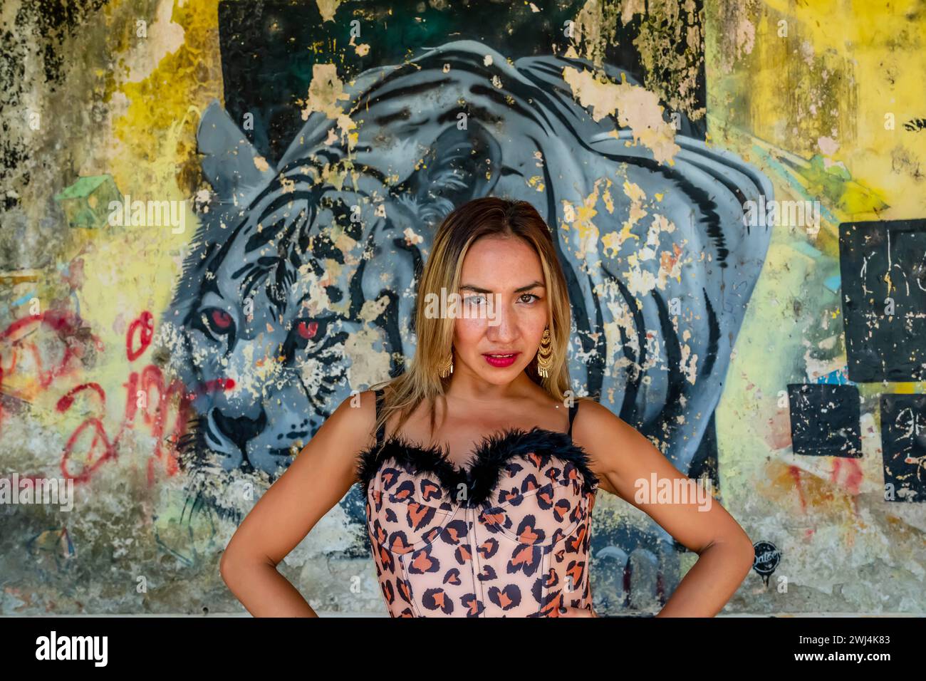 In den verlassenen Ruinen Einer Hacienda in der mexikanischen Provinz Yucatan Mexiko steht ein hübsches spanisches Model Stockfoto