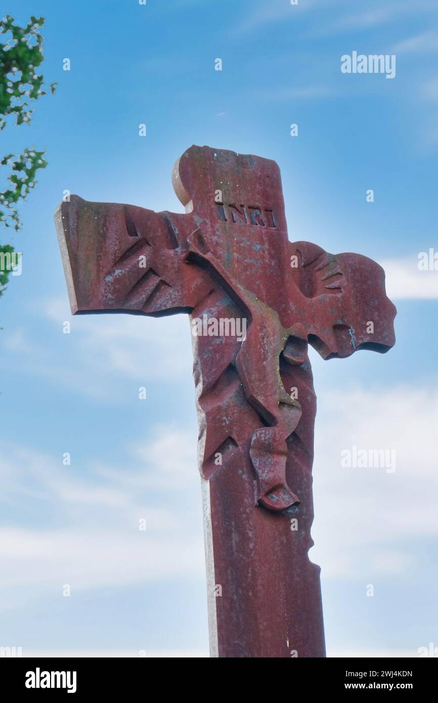 Bindung und Kreuzigung; Stele von Igael Tumarkin in Darmstadt Stockfoto