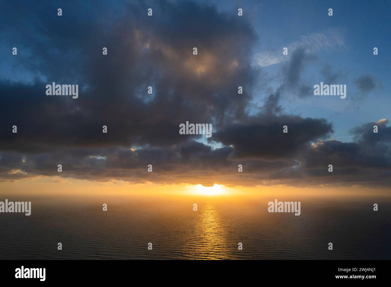 Aus der Vogelperspektive auf einen Sonnenuntergang über dem Mittelmeer Stockfoto