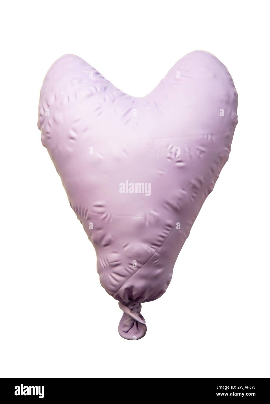Flacher, herzförmiger Ballon auf weißem Hintergrund mit Beschneidungspfad Stockfoto