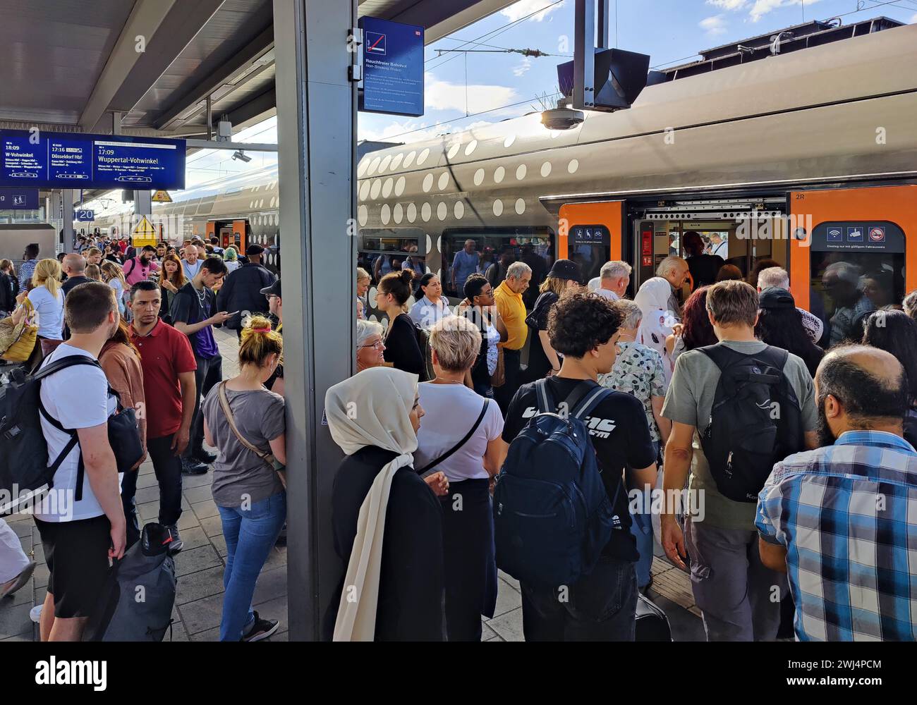 Viele Menschen auf dem Bahnsteig am Hauptbahnhof Dortmund, Nordrhein-Westfalen, Deutschland, Europa Stockfoto