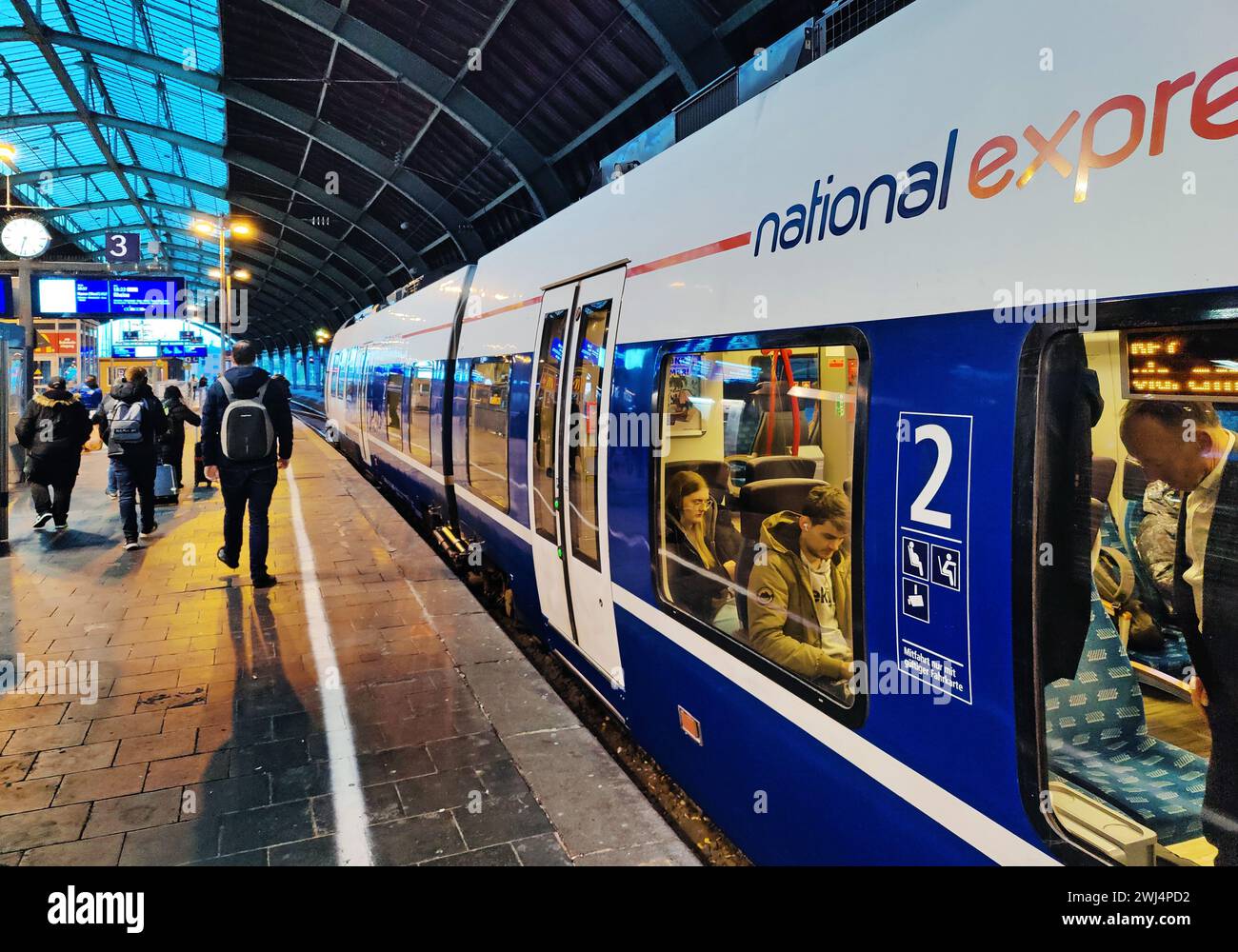 Lokaler Zug des National Express am frühen Morgen am Bahnsteig am Hauptbahnhof Köln Stockfoto