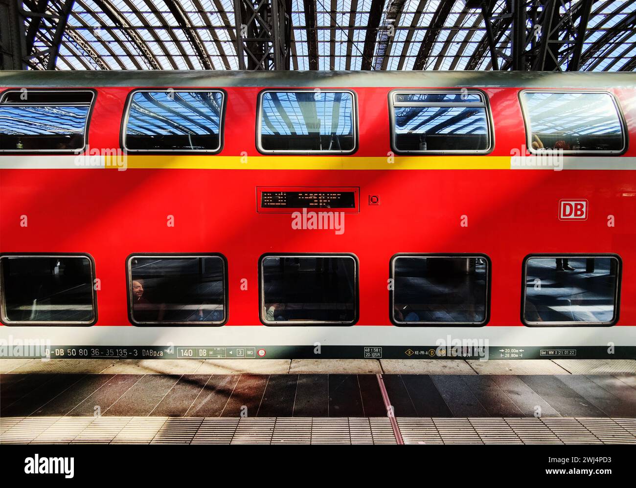 Doppeldeckerzug in der Bahnhofshalle, Hauptbahnhof, Frankfurt am Main, Deutschland, Europa Stockfoto