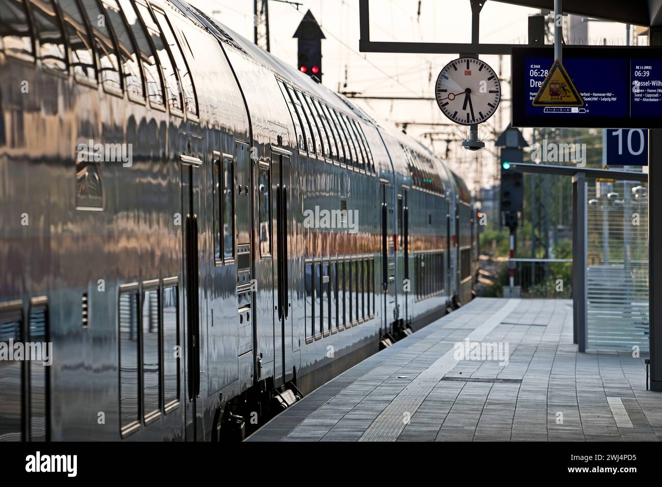 Zug, der am Bahnsteig vorbeifährt, Hauptbahnhof, Dortmund, Ruhrgebiet, Deutschland, Europa â€‹ Stockfoto
