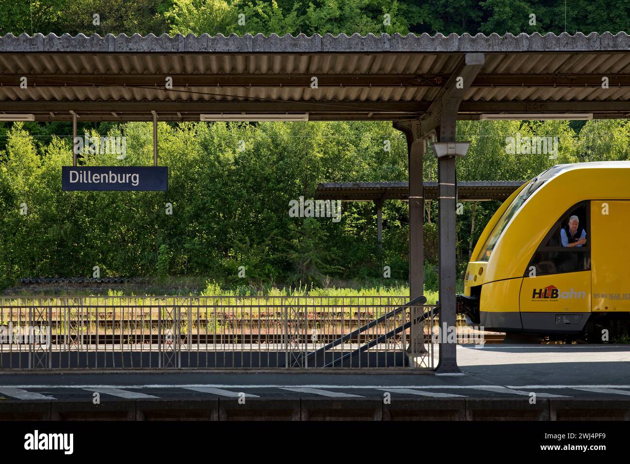 Bahnhof Dillenburg mit Triebwagen der HLB und Lokomotivführer, Hessen, Deutschland, Europa Stockfoto