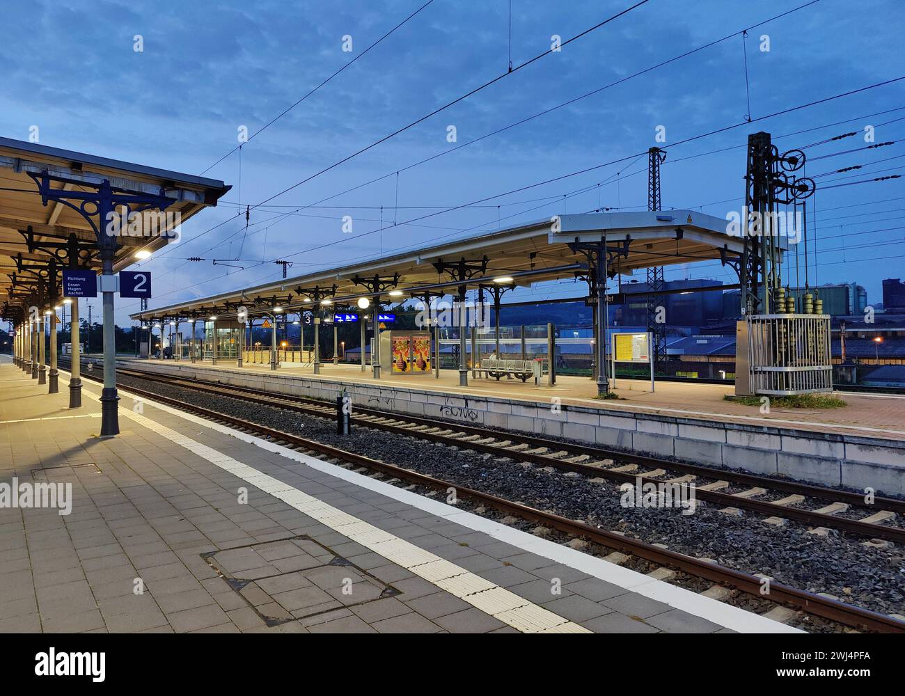 Verlassener Bahnsteig am frühen Morgen, Hauptbahnhof, Witten, Deutschland, Europa Stockfoto