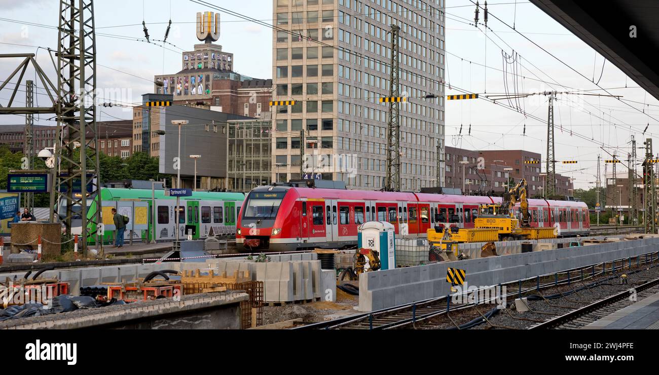 Baustelle am Dortmunder Hauptbahnhof mit der Dortmunder U, Dortmund, Deutschland, Europa Stockfoto