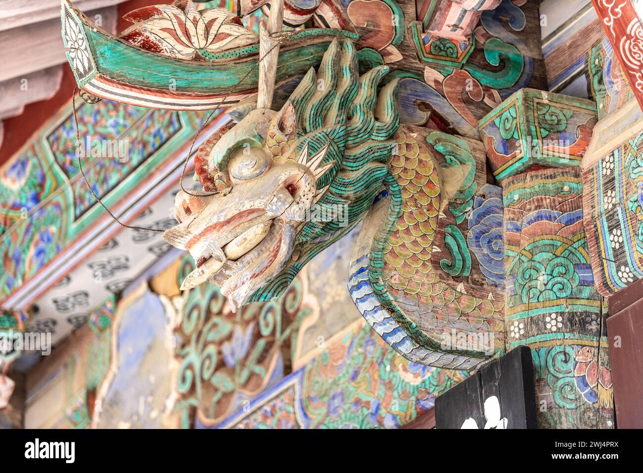 Drachen Holzstatue Dekoration auf dem Dach des koreanischen Tempels Stockfoto
