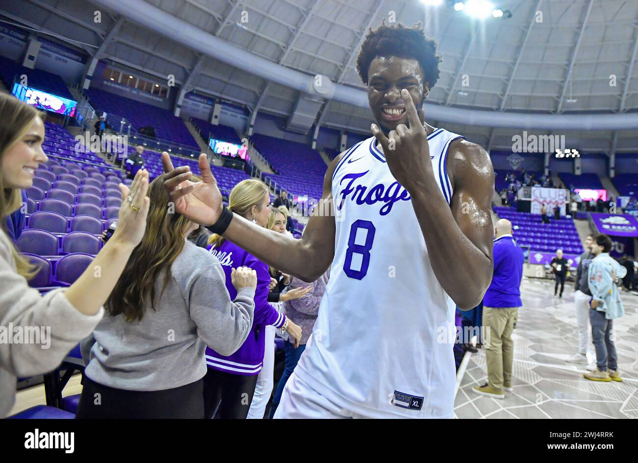 12. Februar 2024: TCU Horned Frogs Center Ernest Udeh Jr. High Fives Fans nach einem College-Basketballspiel gegen die West Virginia Mountaineers in der Schollmaier Arena in Fort Worth, TX. Austin McAfee/CSM Stockfoto