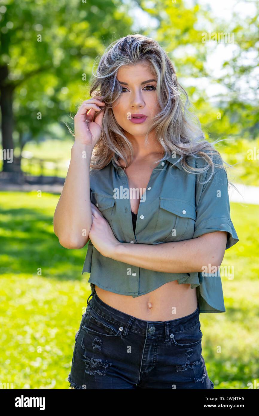 Spring Radiance: Fesselnde Schönheit einer mexikanischen Amerikanerin in atemberaubendem Fotoshooting Stockfoto