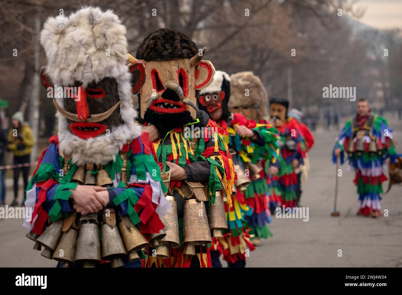 Pernik, Bulgarien - 27. Januar 2024: Maskerade-Festival zum 30. Geburtstag in Pernik Bulgarien. Leute mit einer Maske namens Kukeri tanzen und spielen zu sc Stockfoto