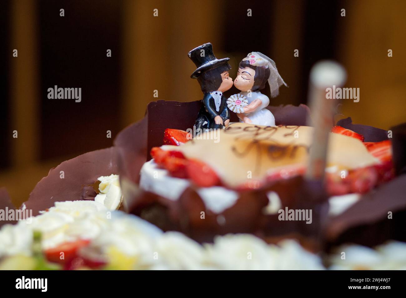 Süße Ehe: Ein Tale von Tortentopper Stockfoto