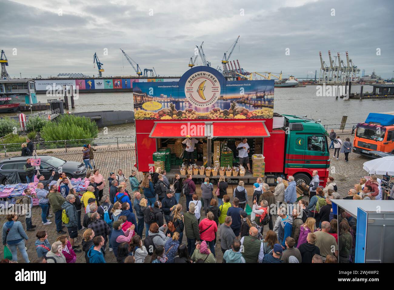 Hamburg, Deutschland - 17. Juli 2022: City Skyline am berühmten Hamburger Fischmarkt Stockfoto