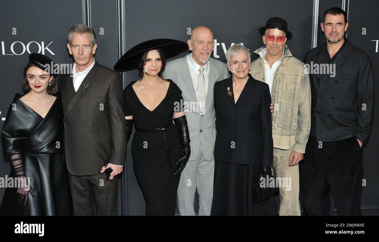 New York, USA. Februar 2024. L-R: Maisie Williams, Ben Mendelsohn, Juliette Binoche, John Malkovich, Glenn Close, Todd A. Kessler und Claes Bang nehmen am 12. Februar 2024 an der New Yorker Premiere des New Look in Florence Gould Hall in der Alliance Francaise in New York Teil. (Foto: Stephen Smith/SIPA USA) Credit: SIPA USA/Alamy Live News Stockfoto