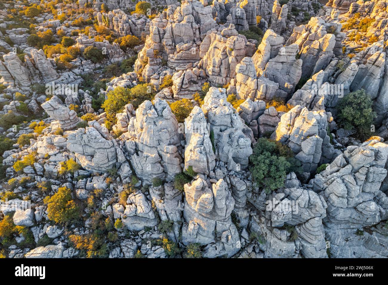 Unwirkliche Felsformation und Landschaft von Torcal de Antequera in Malaga, Andalusien, Spanien. Drohnenansicht aus der Luft Stockfoto