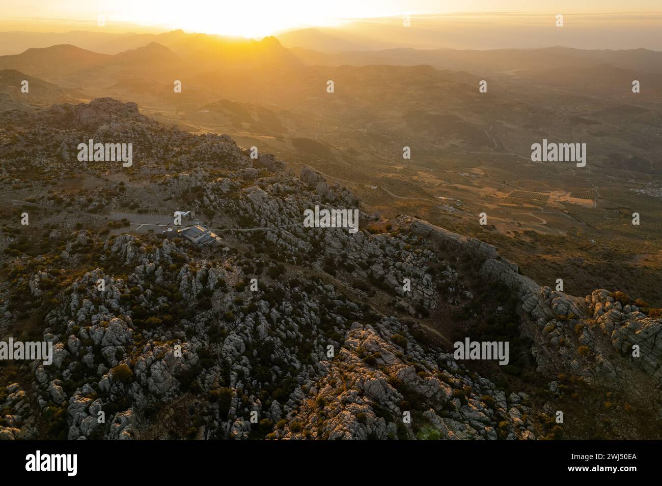 Unwirkliche Felsformation und Landschaft von Torcal de Antequera in Malaga, Andalusien, Spanien. Drohnenansicht aus der Luft Stockfoto