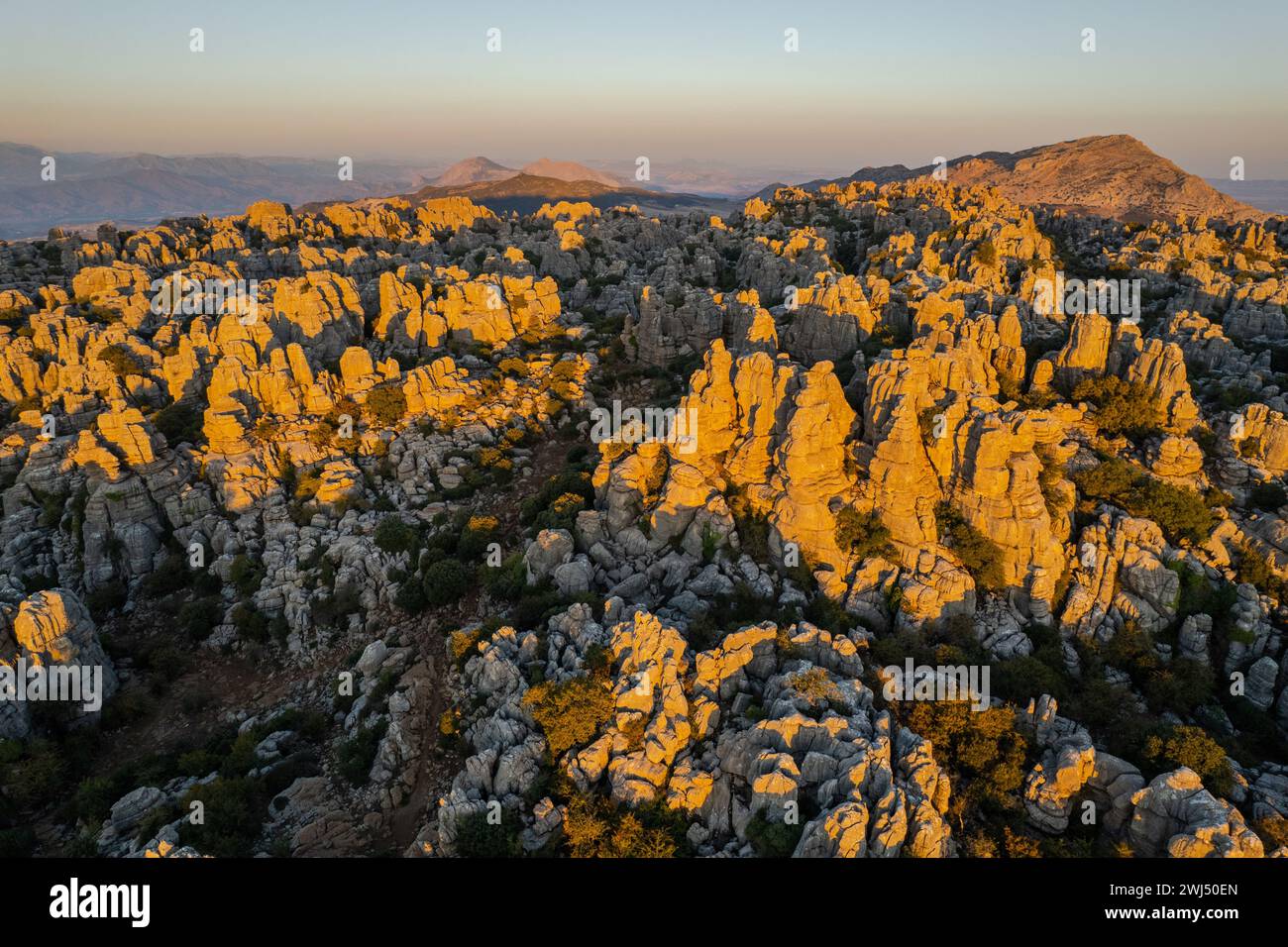 Unwirkliche Felsformation und Landschaft von Torcal de Antequera in Malaga, Andalusien, Spanien. Drohnenansicht aus der Luft Stockfoto