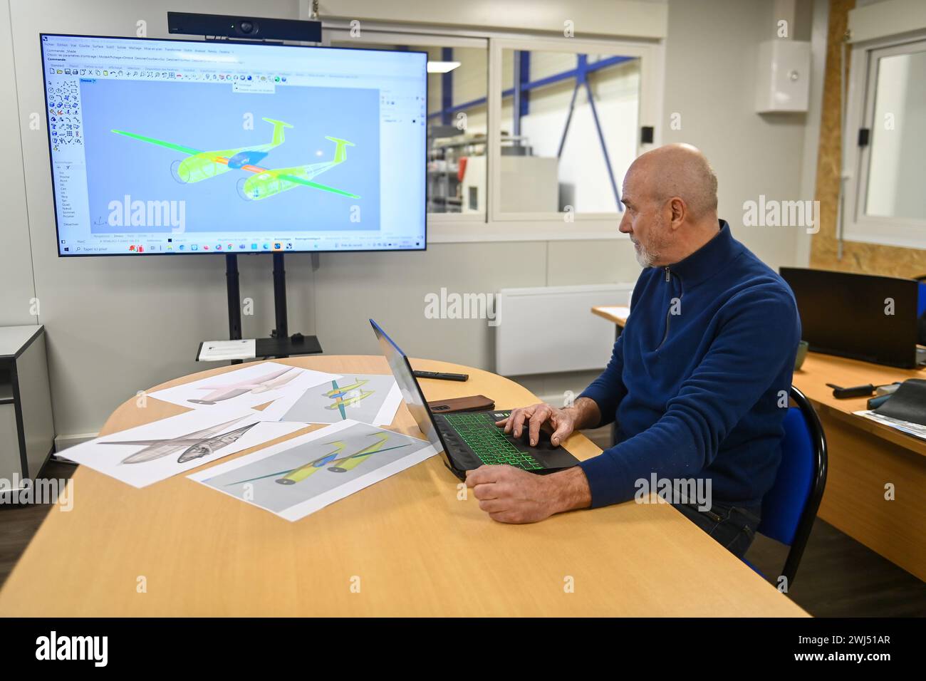 © PHOTOPQR/OUEST FRANCE/Franck Dubray ; Les Sables d' olonne ; 08/02/2024 ; Bertrand Piccard va tenter le Premier Tour du Monde sans escale en avion à hydrogène début de la Construction avec cette maquette en bois pour Tester l'ergonomie intérieure du cockpit du Futur avion à hydrogène qu'utiliseront Bertrand Piccard et Raphaël Dinelli. Sur la Photo Raphaël Dinelli (Foto Fanck Dubray) Climate Impulse Les Sables d'Olonne; 08.02.2024; Bertrand Piccard wird die erste Non-Stop-Weltreise in einem Wasserstoffflugzeug starten Baubeginn mit diesem Holzmodell, um das Innenraumergonom zu testen Stockfoto