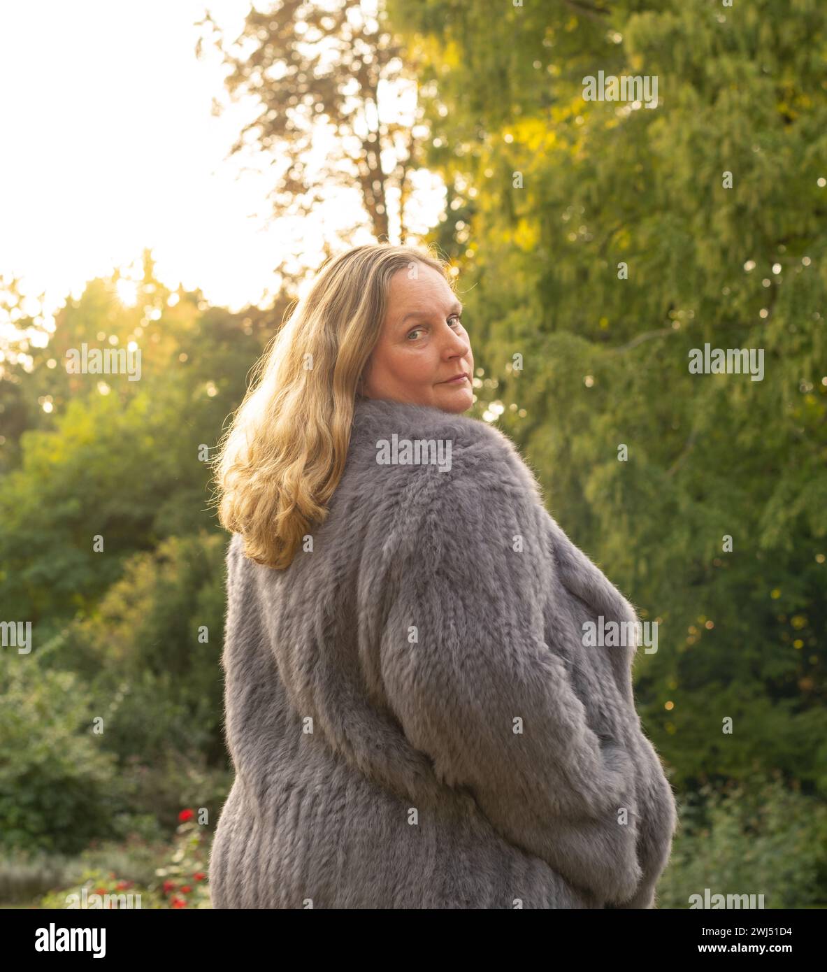 Model-Fotoshooting in einer Kaninchenpelzjacke Stockfoto
