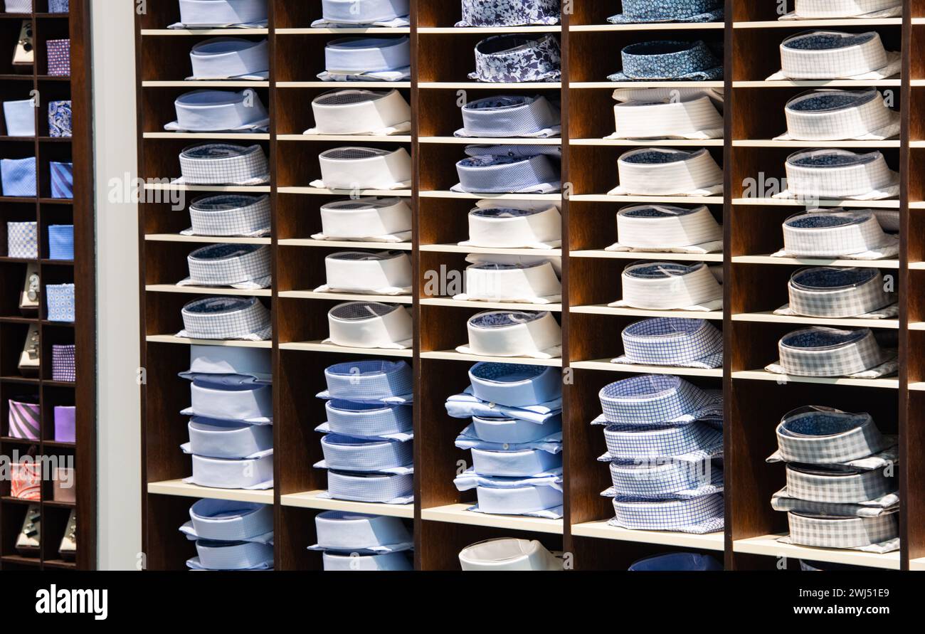 Sommer- und Wintermode Herrenhemden im Regal für den Winterverkauf Stockfoto