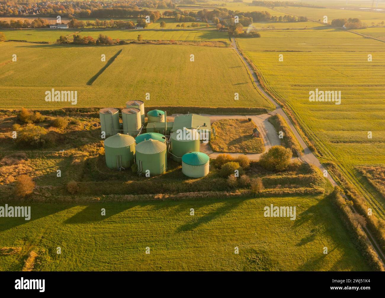Stilllegung einer Biogasanlage aus der Luftperspektive mit einer Drohne Stockfoto