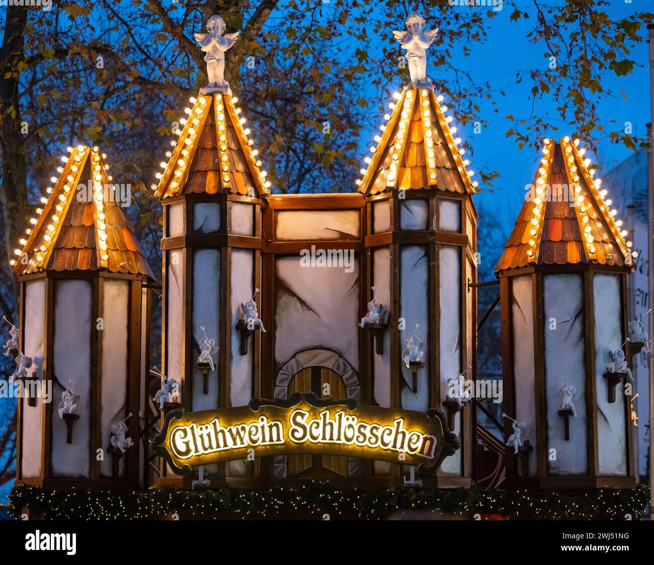 Weihnachtsmarkt und Glühweinburg in Hamburg an der MÃ¶nckebergstraße, deutsches Wort GlÃ¼hw Stockfoto