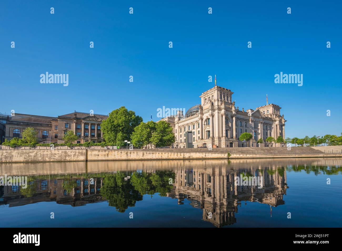 Berlin Deutschland, City Skyline am Reichstag, deutsches Parlamentsgebäude und Spree Stockfoto