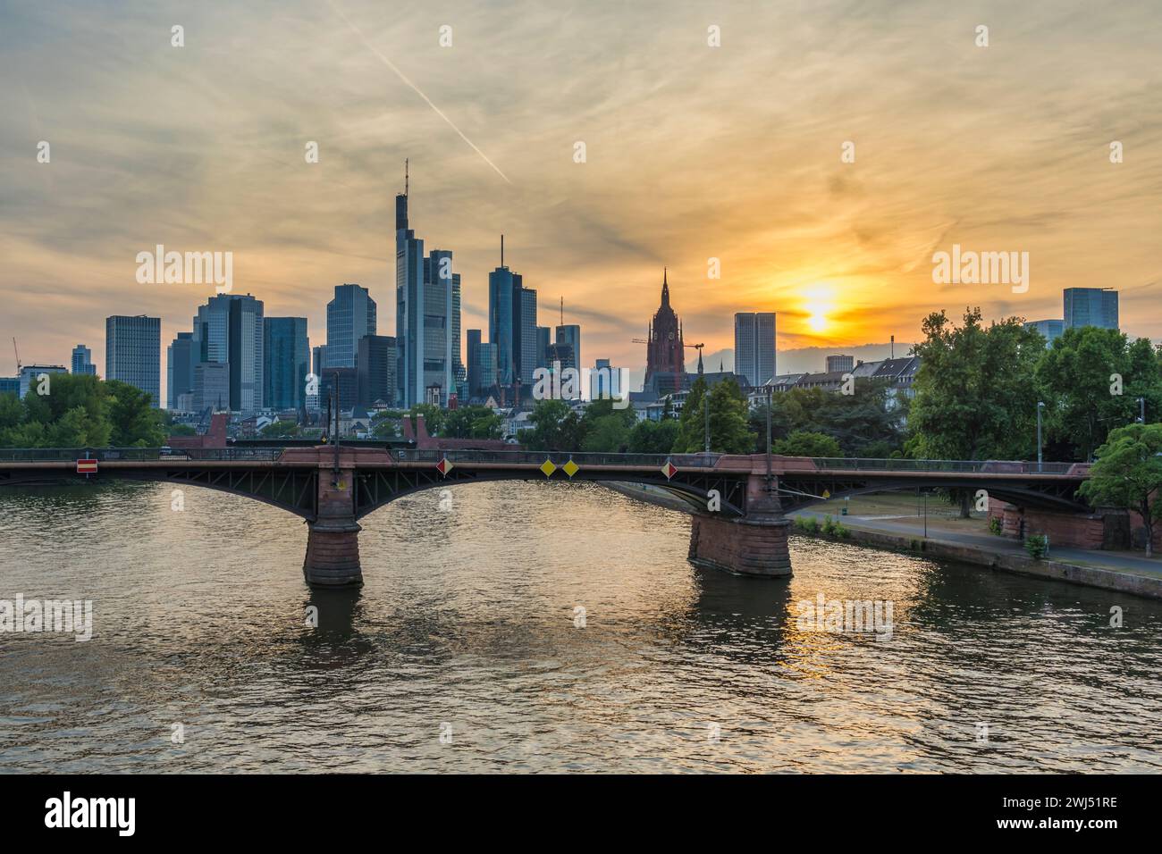 Frankfurt Deutschland, Skyline bei Sonnenuntergang am Main und Business-Wolkenkratzer Stockfoto