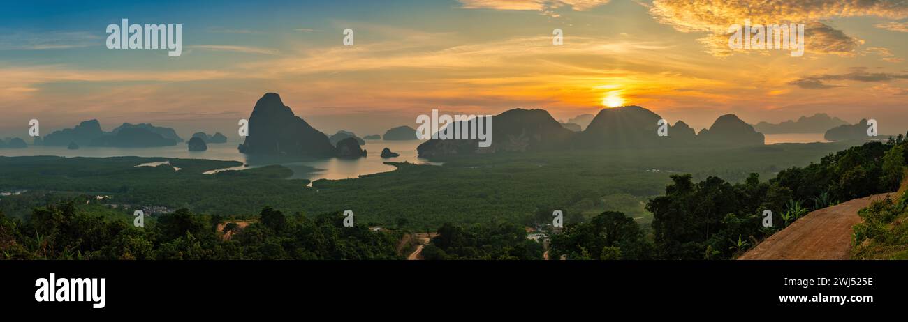 Blick auf die tropischen Inseln bei Sonnenaufgang am Samed Nang Chee Aussichtspunkt mit Bucht zum Meer, Phang Nga Thailand Naturlandschaft Panorama Stockfoto