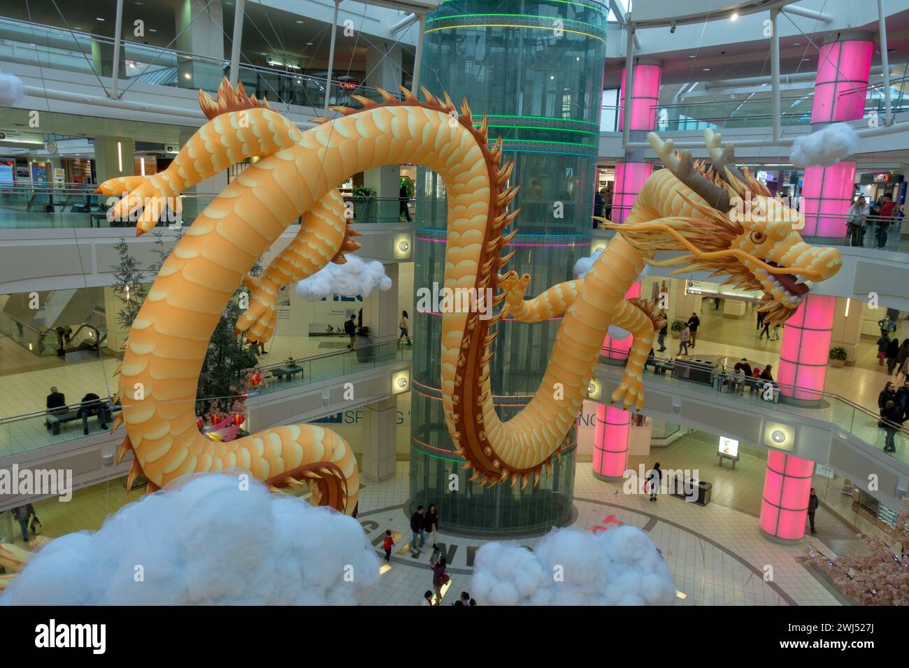 Lunar New Year 2024 - Year of the Dragon, Giant Dragon Show in Metrotown Mall, Burnaby British Columbia Kanada Stockfoto