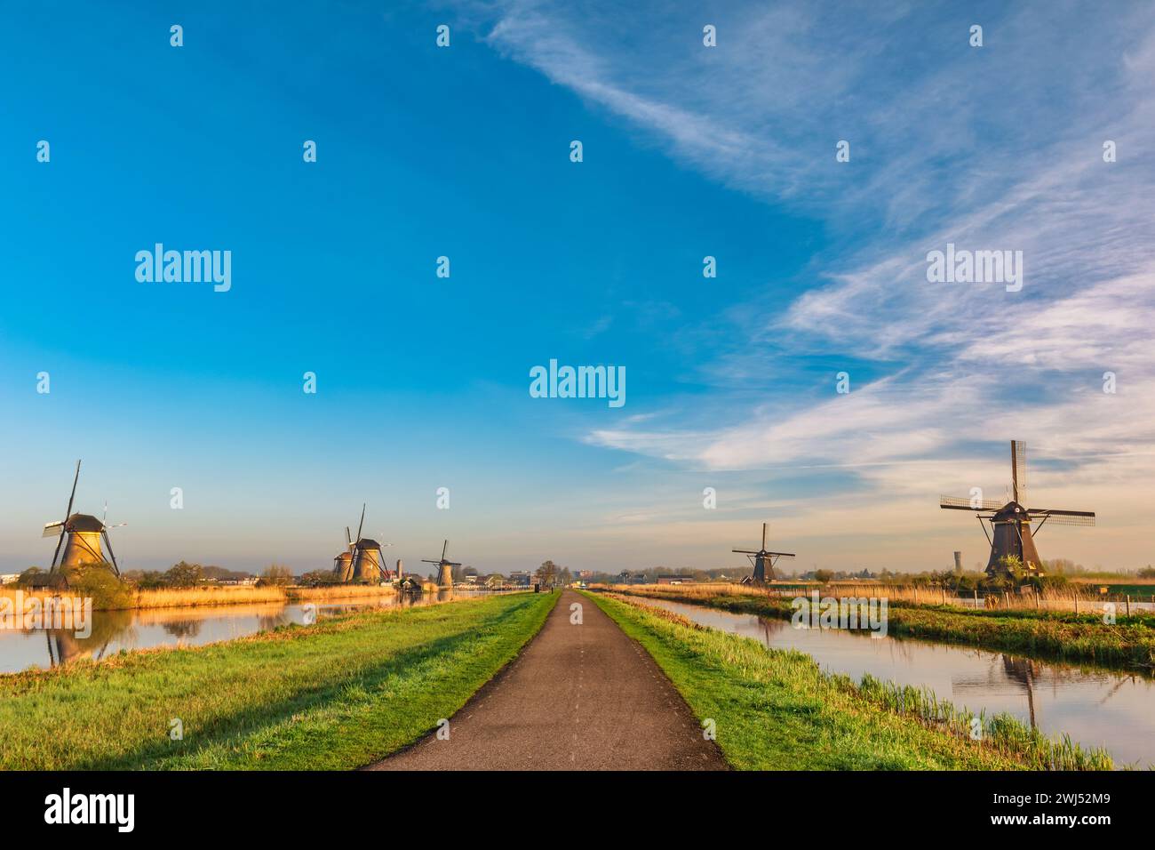 Rotterdam Niederlande, Naturlandschaft der niederländischen Windmühle im Kinderdijk Village Stockfoto