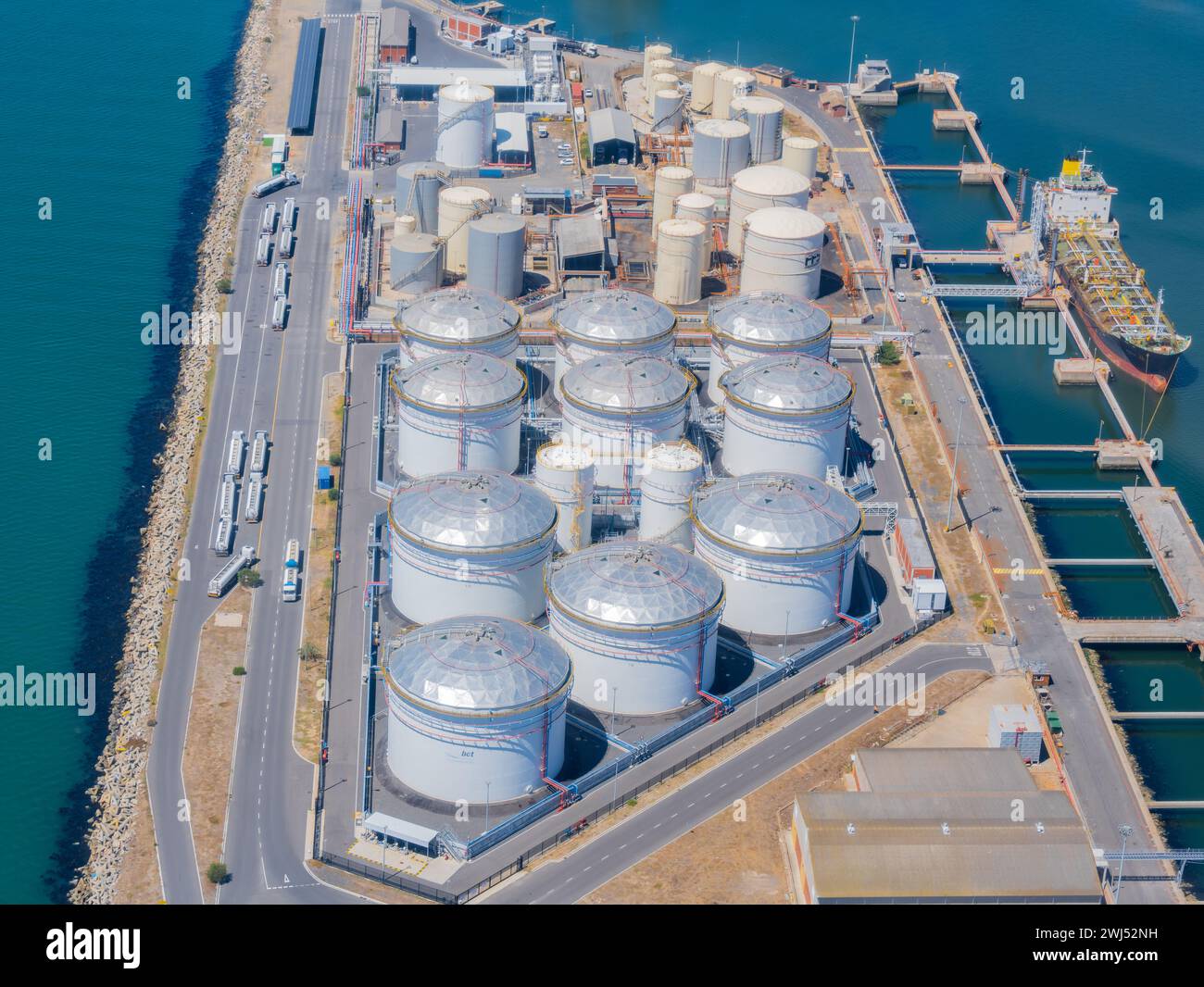 Fuel and Oil Lubricants Burgan Cape Fuel Terminal im Industriehafen Kapstadt Südafrika Stockfoto