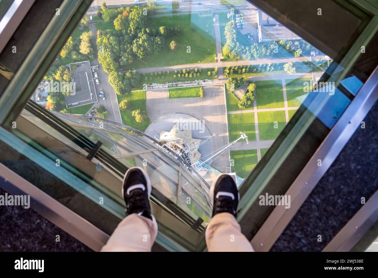 Weibliche Füße auf Glasboden im Ostankino-Turm in Moskau, Russland Stockfoto
