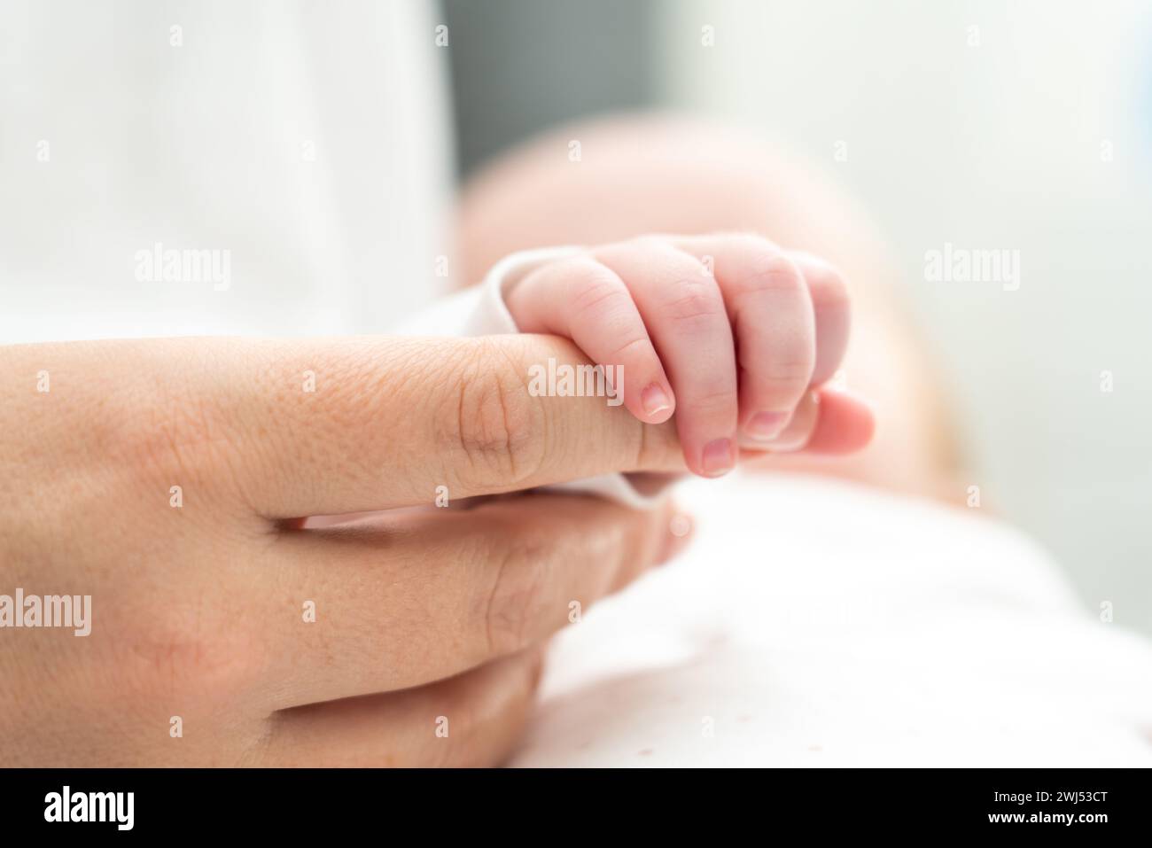 Das Neugeborene findet Trost in der Berührung der Mutter. Konzept der unausgesprochenen Versprechen und des Schutzes Stockfoto
