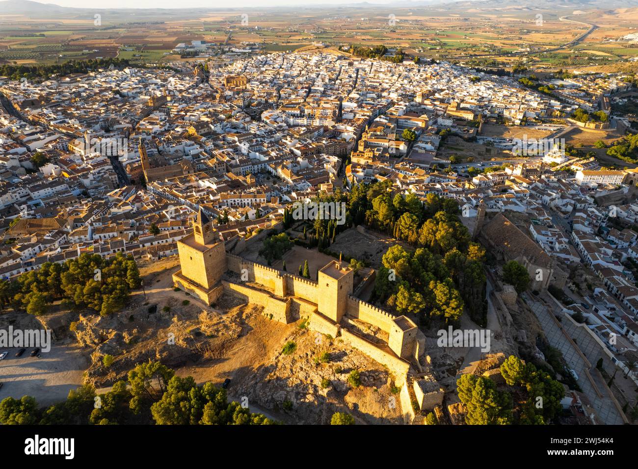 Drone Skyline Blick auf Antequera, spanische Stadt in Andalusien, Spanien Stockfoto