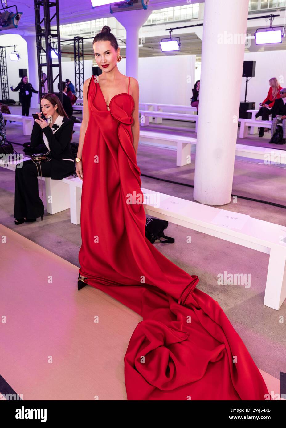 Karina Bik besucht die Pamella Roland Runway Show während der New York Fashion Week im Herbst 2024 in der 601 West 26th Street in New York am 12. Februar 2024 Stockfoto