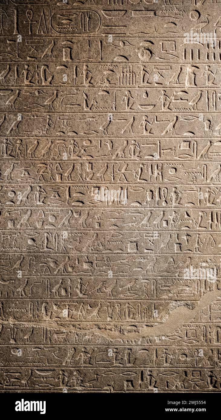 Die altägyptischen Hieroglyphen wurden auf eine Steinstruktur aus dem Neuen Museum in Berlin gemeißelt Stockfoto