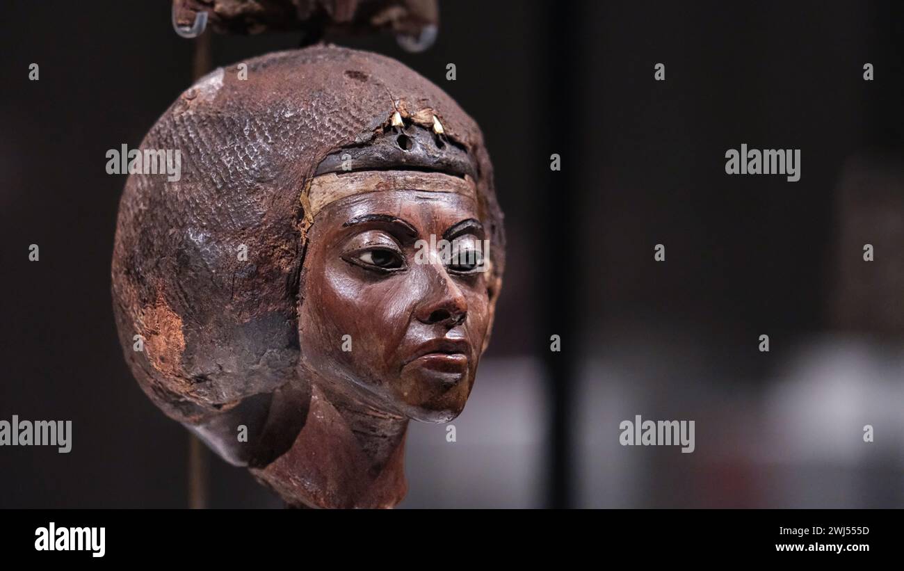 Eine Nahaufnahme von Königin Tiyes Kopf, einem altägyptischen Artefakt aus dem Neuen Museum Berlin Stockfoto