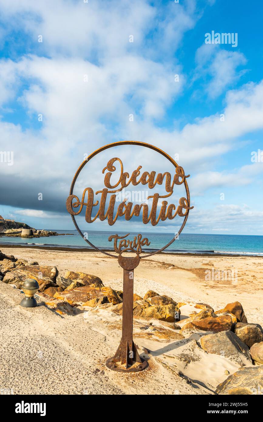 Das berühmte Zeichen, das den Atlantik vom Mittelmeer trennt, Tarifa, Spanien Stockfoto