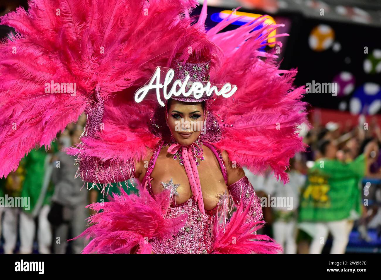 Rio De Janeiro, Brasilien. Februar 2024. RJ - RIO DE JANEIRO - 02/12/2024 - KARNEVAL RIO 202, BESONDERE GRUPPENPARADE - Mitglieder der Samba-Schule Estacao Primeira de Mangueira während der Vorstellung der zweiten Nacht der Rio de Janeiro-Sonderparade in den Marques de Sapucai Sambadrome an diesem Montag (12). Foto: Thiago Ribeiro/AGIF (Foto: Thiago Ribeiro/AGIF/SIPA USA) Credit: SIPA USA/Alamy Live News Stockfoto