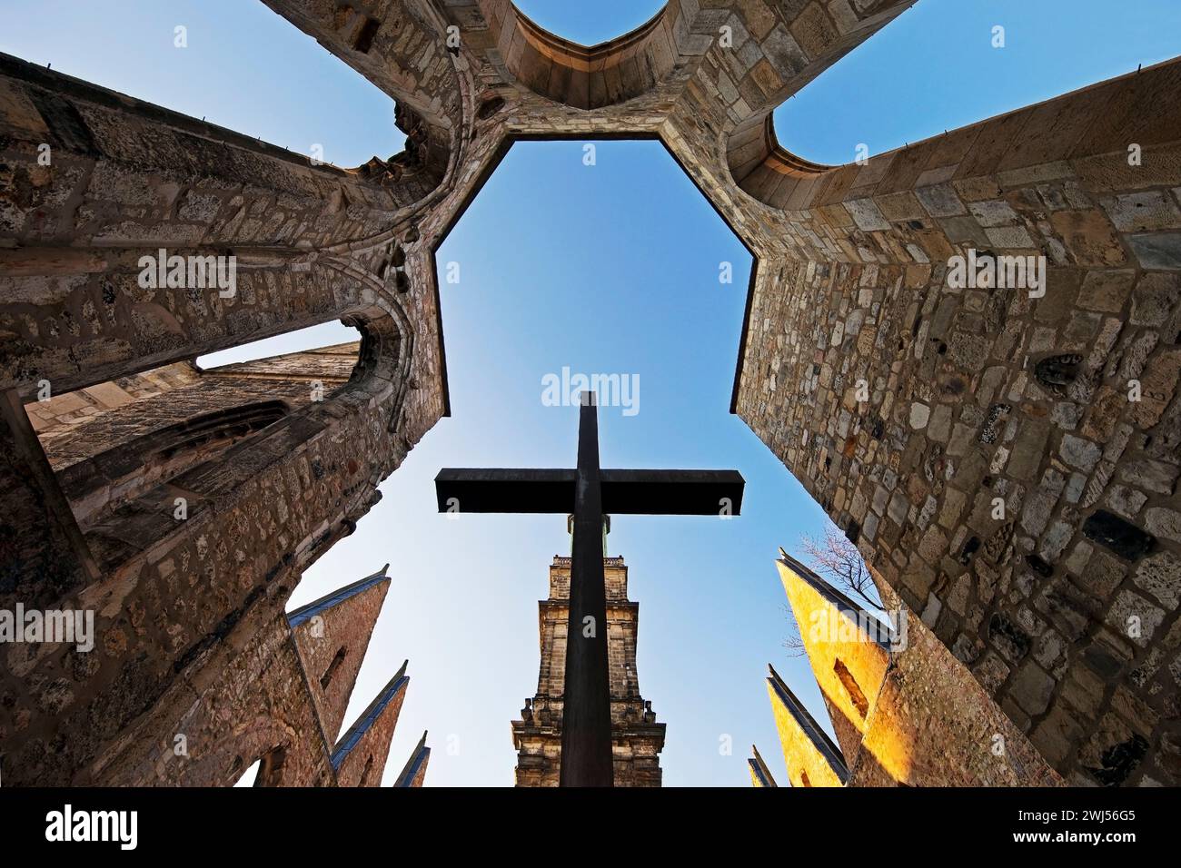 Aegidienkirche mit Apsiskreuz, Gedenkstätte für die Opfer von Krieg und Gewalt, Hannover, Deutschland Stockfoto