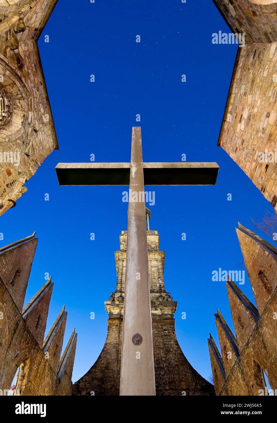 Aegidienkirche mit Apsiskreuz, Gedenkstätte für die Opfer von Krieg und Gewalt, Hannover, Deutschland Stockfoto