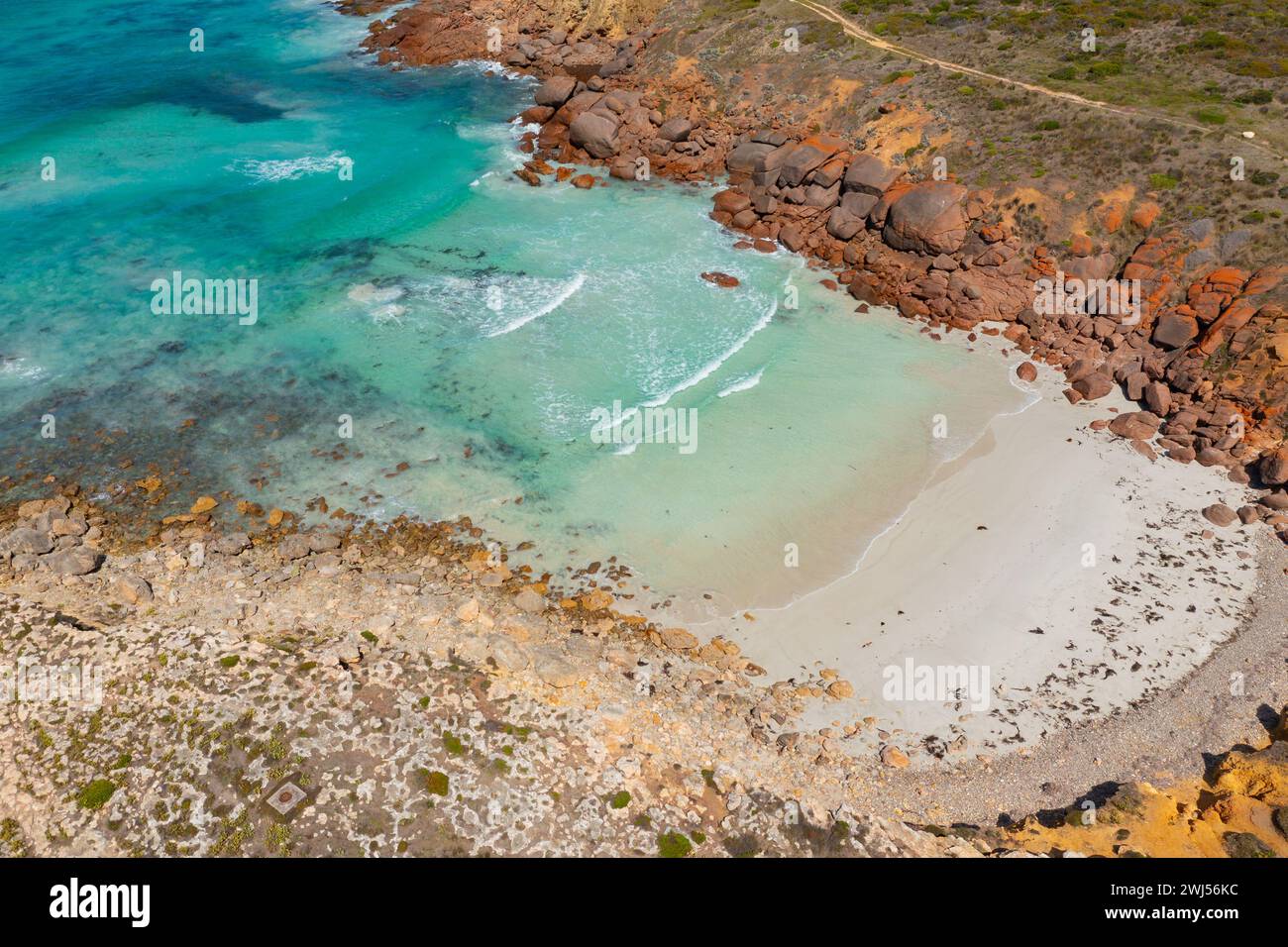 Aus der Vogelperspektive auf eine geschützte Meeresbucht, flankiert von felsigen Kanten am Mary Ellis Wrack Beach auf der Eyre Peninsula in Südaustralien Stockfoto