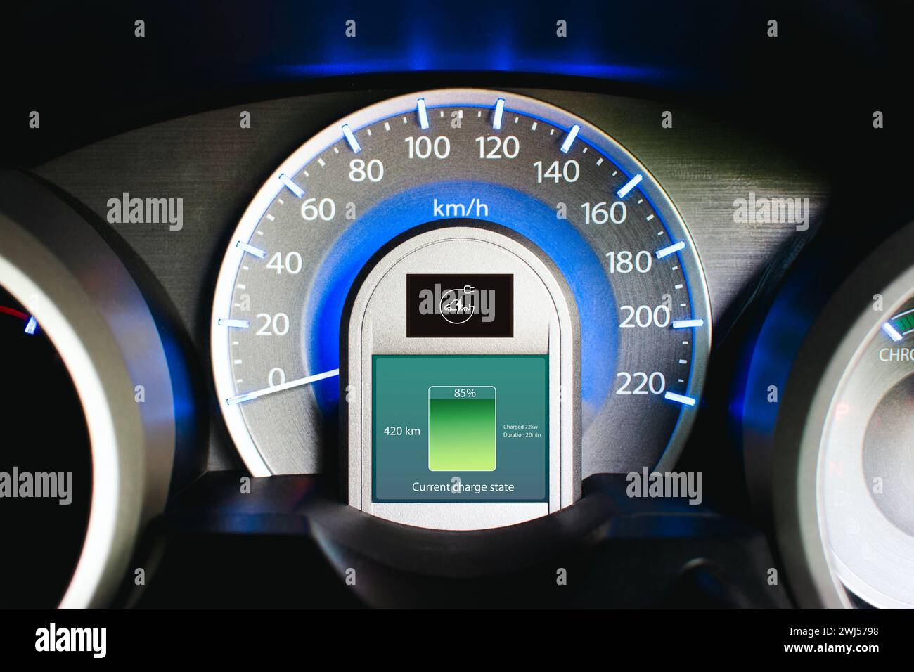 Anzeige des Batterieladezustands auf der Instrumententafel des Elektrofahrzeugs , Konzept der Batterieladetechnik des Elektrofahrzeugs Stockfoto