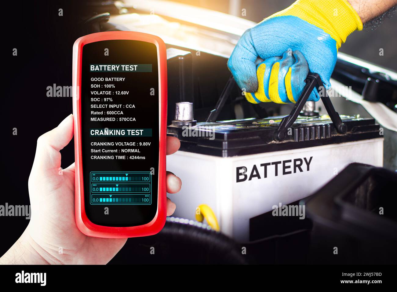 Batterieprüfgerät in einer Kfz-Mechanikerhand zum Prüfen von Batteriespannung und Batteriestatus , Kfz-Wartungskonzept Stockfoto