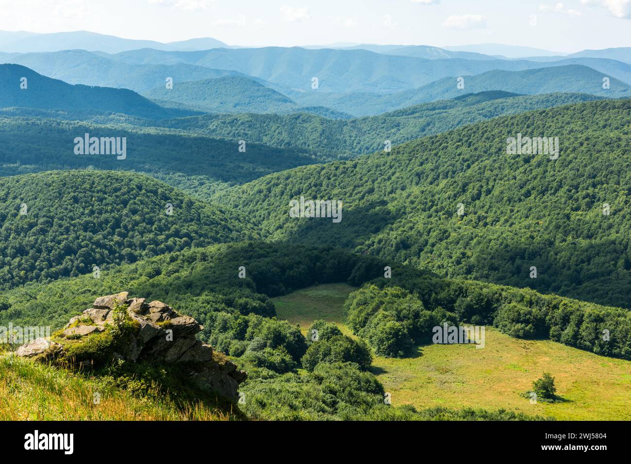 Wildnis und malerische Natur und alpine Landschaft im Sommer in den Bieszczady Mountains, Karpaten, Polen. Stockfoto