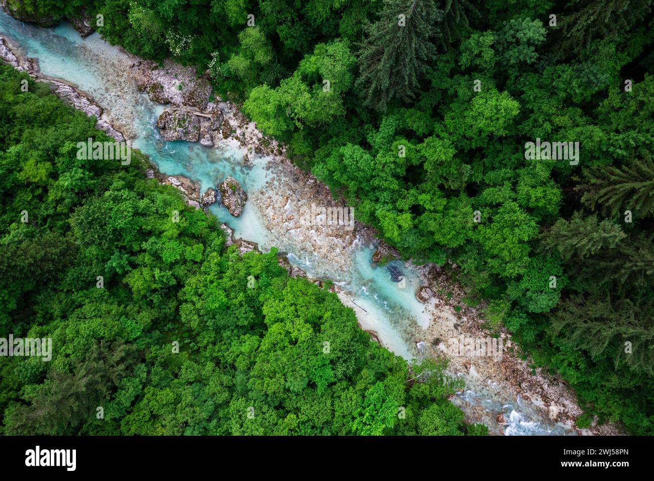 Der Fluss Soca in Slowenien. Luftdrohne mit Blick von oben auf den smaragdgrünen Fluss im Wald Stockfoto