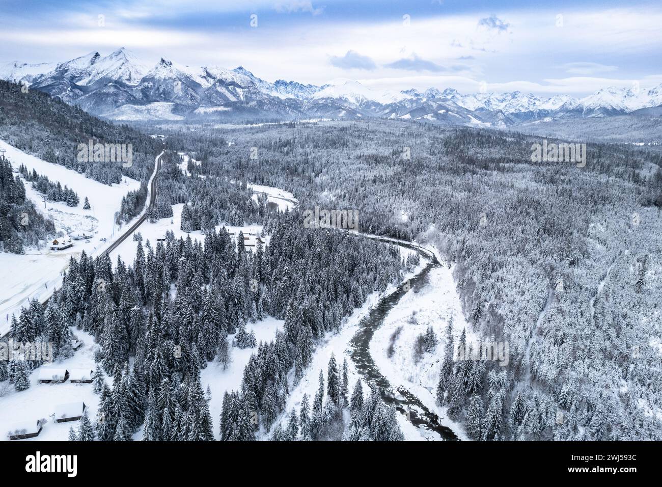 Schneebedeckte Berge und Wälder, Luftdrohnen-Winterlandschaft Stockfoto